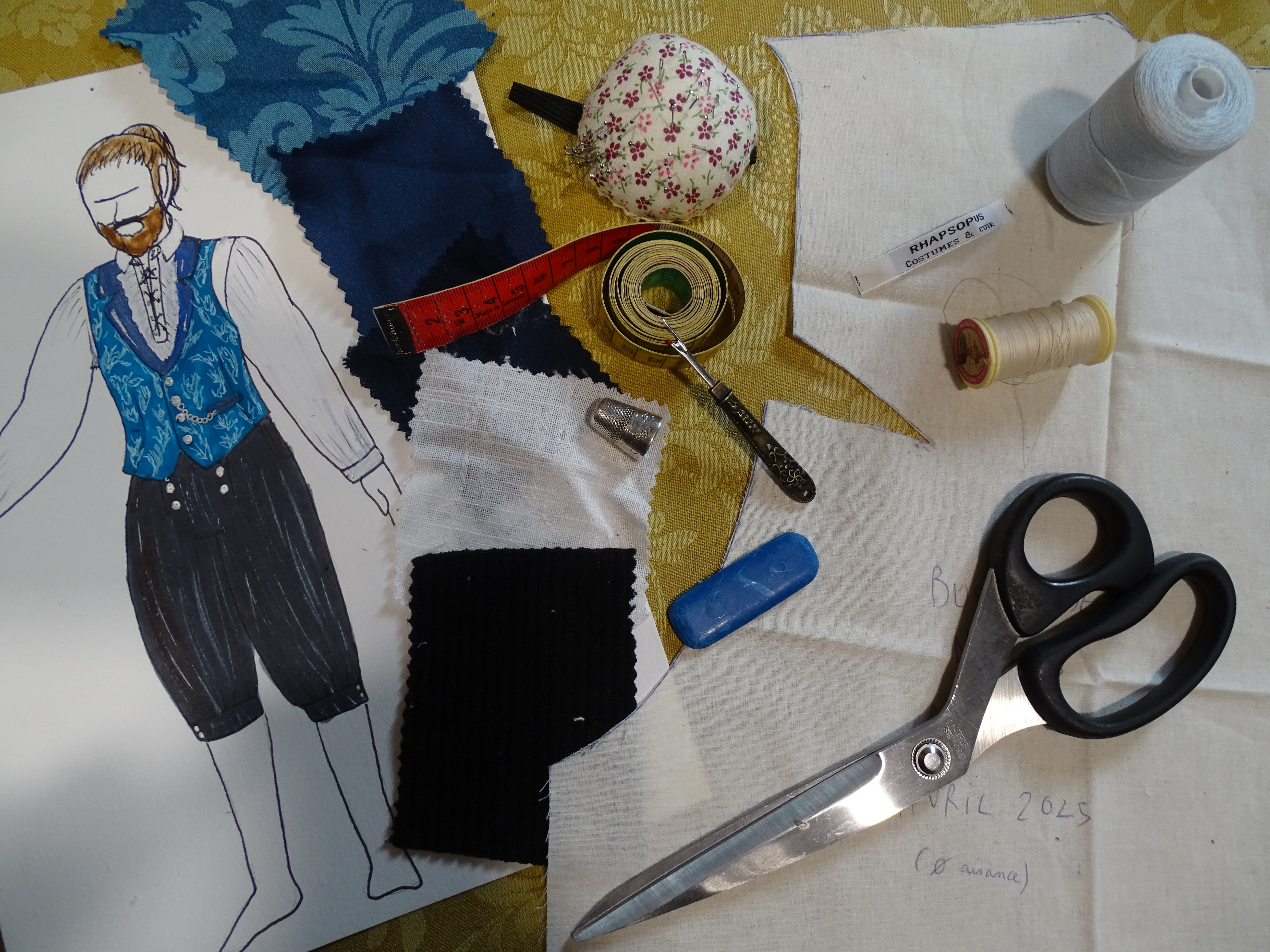 Table créative avec outils de couture